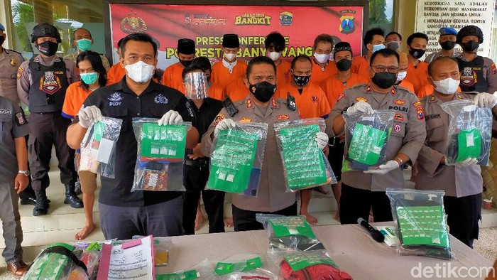 Polisi Banyuwangi mengungkap 48 kasus narkoba selama Operasi Tumpas Semeru 2021. Polisi mengamankan 58 tersangka yang terbukti mengedarkan dan menggunakan narkoba.