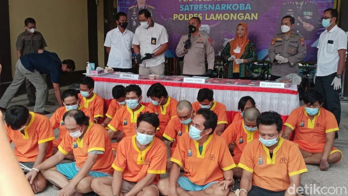 Polisi Lamongan membekuk 15 tersangka pengedar sabu dan pil dobel L. Dua di antaranya residivis yang baru mendapat asimilasi dalam kasus yang sama.