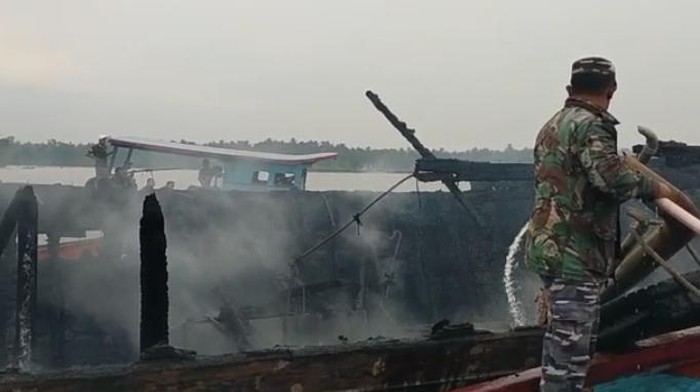 Kebakaran kapal di Asahan (dok. Lanal TBA)