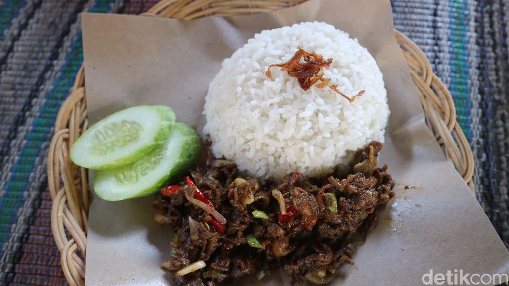 Kena Imbas Pandemi, Pria Ini Jualan Nasi Jeroan Bandeng yang Unik dan Sedap