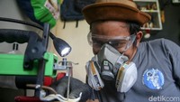 Awalnya Conayio hoby bermain katapel. Seiring berjalannya waktu ia serius menekuni membuat katapel.