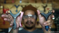 Sebanyak 12 produk dari 4 design dan 3 jenis katapel bisa dikerjakannya.