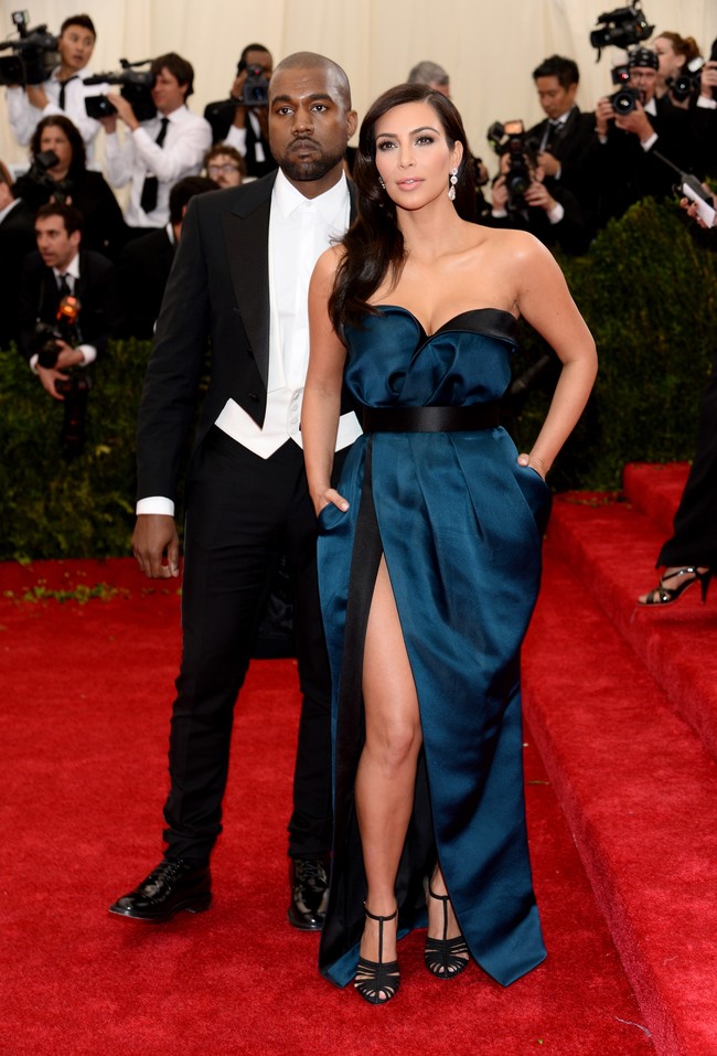 Kim Kardashian kembali lagi di MET Gala tahun berikutnya yang bertema Charles James: Beyond Fashion. Kali ini, gaun strapless elegan berbelahan tinggi pada rok rancangan mendiang Alber Elbaz dari Lanvin menjadi andalan. Awalnya, gaun saya terbuat dari kulit dengan detail metalik. Namun, kami memutuskan untuk menggantinya dengan material satin biru jelang hari-H, ungkap ibu anak itu seperti dikutip E! News. (Foto: Getty Images/Dimitrios Kambouris)