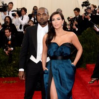Kim Kardashian kembali lagi di MET Gala tahun berikutnya yang bertema Charles James: Beyond Fashion. Kali ini, gaun strapless elegan berbelahan tinggi pada rok rancangan mendiang Alber Elbaz dari Lanvin menjadi andalan. Awalnya, gaun saya terbuat dari kulit dengan detail metalik. Namun, kami memutuskan untuk menggantinya dengan material satin biru jelang hari-H, ungkap ibu anak itu seperti dikutip E! News. (Foto: Getty Images/Dimitrios Kambouris)
