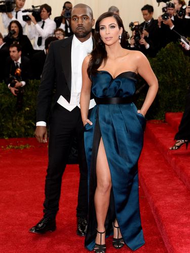 Kim Kardashian dan Kanye West di MET Gala 2014 NEW YORK, NY - MAY 05: Kanye West (L) and Kim Kardashian attend the