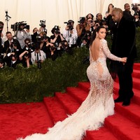 Di MET Gala 2015 yang bertema China: Through The Looking Glass, Kim Kardashian sukses mencuri atensi dengan gaun backless yang disertai ekor panjang penuh bulu yang dramatis. Gaun tersebut dirancang khusus oleh Peter Dundas, direktur kreatif Roberto Cavalli kala itu, untuk Kim. Detail beading-nya sangat cantik, komentar Kim tentang gaunnya. (Foto: Getty Images/Dimitrios Kambouris)