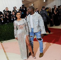 Kim Kardashian memaknai tema Manus x Machina: Fashion in an Age of Technology di MET Gala 2016 dengan gaun metalik bernuansa futuristik dari Balmain. Aku ingin terlihat seperti robot seksi yang berkilauan, ujar perempuan 40 tahun itu. (Foto: Getty Images/Rabbani and Solimene Photography)