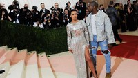 Kanye West Sudah Peringatkan Kim Kardashian Sebelum Kejadian Perampokan Paris