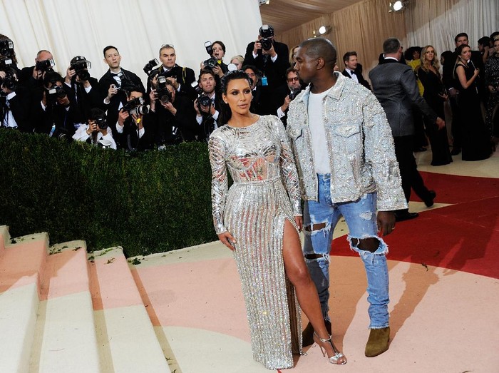 Kim Kardashian dan Kanye West di MET Gala 2016 NEW YORK, NY - MAY 02: Kim Kardashian West and Kanye West attends