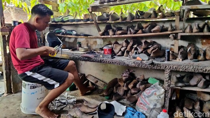 Kisah Perajin Sepatu dan Sandal Bunut Bertarung Lawan Pandemi Selain Cibaduyut, Indonesia juga punya sentra pembuatan sepatu dan sandal berbahan kulit yang mendunia. Namanya sepatu Bunut di Kabupaten Asahan, Sumut.