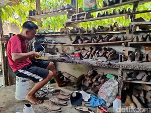 Kisah Perajin Sepatu dan Sandal di Asahan yang Bertahan Masa Pandemi