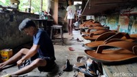 Ia juga mengatakan, era kejayaan sepatu bunut ada di tahun 80-an hingga awal tahun 2000-an. Pengrajin sepatu mulai memproduksi di rumah-rumah mereka dan memasarkannya. 