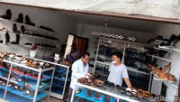 Jufri, (40) seorang pengrajin sepatu bunut mengatakan, jumlah produksi dan angka penjualan merosot saat pandemi. Sepasang sepatu bunut dibanderol mulai harga Rp 100 hingga Rp 500 ribu. Pasar yang lesu membuat perajin sepatu bunut memproduksi selusin pasang sepatu dan sandal setiap hari.
