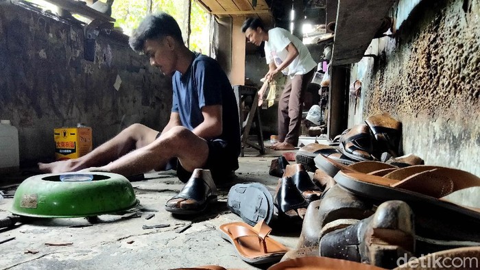 Selain Cibaduyut, Indonesia juga punya sentra pembuatan sepatu dan sandal berbahan kulit yang mendunia. Namanya sepatu Bunut di Kabupaten Asahan, Sumut.