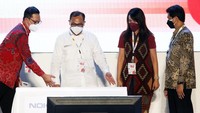 Direktur Penjualan dan Pemasaran Alita Praya Mitra Martini Soejatno (kedua kanan), Ketua Umum Asosiasi Internet of Things Indonesia Teguh Prasetya (kedua kiri), Chief Business Officer Indosat Ooredoo Bayu Hanantasena (kiri) dan Wakil Rektor Institut Teknologi Sepuluh November (ITS) Bambang Pramujati (kanan), bersiap menandatangani naskah kerjasama Pengembangan Virtual Technopark, disaksikan Dirjen Industri Logam, Mesin, Alat Transportasi dan Elektronika (ILMATE) Kemenperin Taufiek Bawazier secara virtual, di kampus ITS, Surabaya, Jawa Timur, Kamis (16/9/2021). 