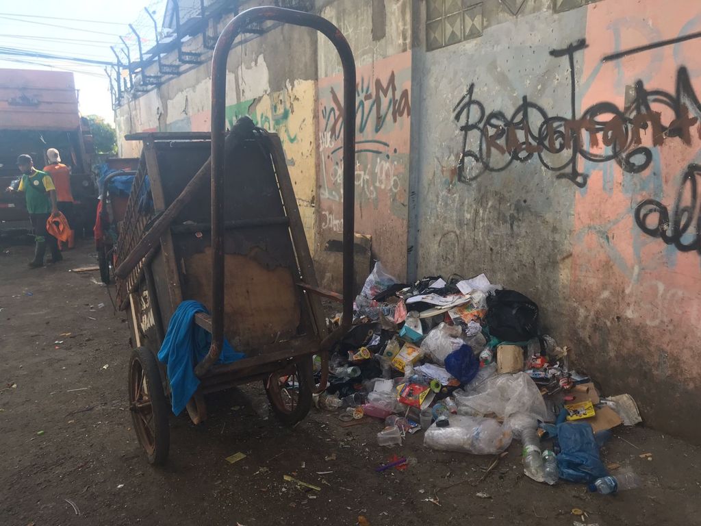 Kondisi di Kramat Pulo, Kramat, Senen Jakarta Pusat (Jakpus) saat jam pengangkutan sampah pada pukul 14.30 WIB.