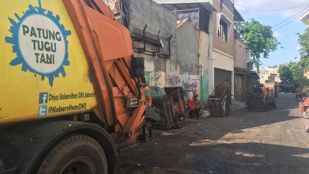 Kondisi di Kramat Pulo, Kramat, Senen Jakarta Pusat (Jakpus) saat jam pengangkutan sampah pada pukul 14.30 WIB.