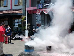 Antisipasi Kebakaran, Petugas-Napi Lapas Majalengka Latihan Padamkan Api
