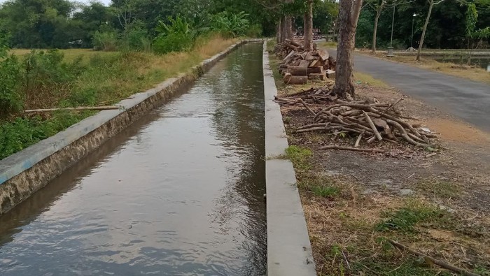 Lokasi saluran air yang berubah merah di Desa Bulan-Ngreden, Kecamatan Wonosari, Klaten, Kamis (16/9/2021).