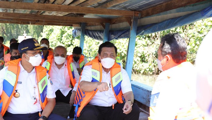 Luhut dan Anies Baswedan cek tanggul pencegah banjir Jakarta