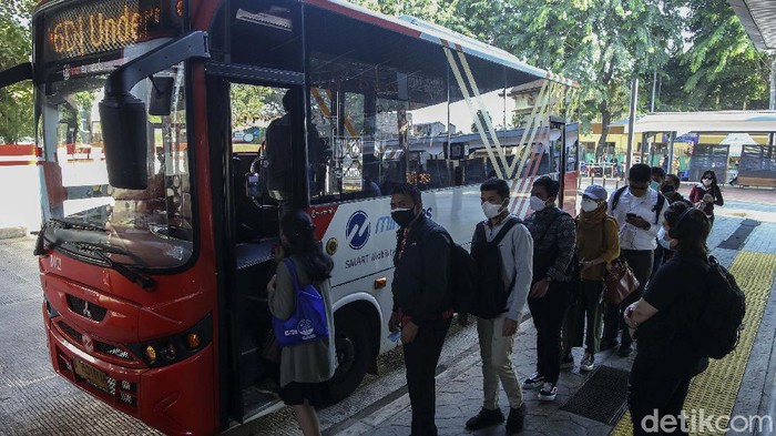 Warga melintas di Halte Integrasi, Tebet, Jakarta, Kamis (16/9/2021). Kawasan kolong tebet yang dulu kumuh kini telah disulap menjadi tempat integrasi antar moda transportasi.