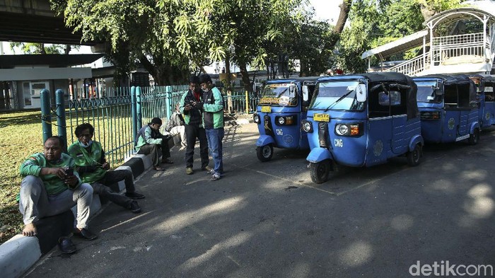 Warga melintas di Halte Integrasi, Tebet, Jakarta, Kamis (16/9/2021). Kawasan kolong tebet yang dulu kumuh kini telah disulap menjadi tempat integrasi antar moda transportasi.