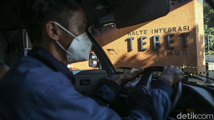 Warga melintas di Halte Integrasi, Tebet, Jakarta, Kamis (16/9/2021). Kawasan kolong tebet yang dulu kumuh kini telah disulap menjadi tempat integrasi antar moda transportasi.