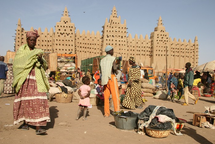 Masjid di Djenné, Mali, Afrika Barat. Banyak penduduk di Mali memeluk agama Islam.
