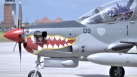 Penampakan pesawat Super Tucano yang bersiap lepas landas di Lanud I Gusti Ngurai Rai, Badung, Bali, Kamis (16/9/2021). Seperti diketahui, Super Tucano merupakan salah satu pesawat militer yang dimiliki Indonesia. Pesawat tempur ini kerap disebut sebagai Tucano Gatot Kaca karena memiliki spesifikasi pertempuran taktis.