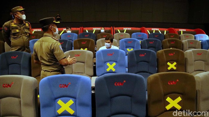 Melihat Persiapan Prokes Pembukaan Bioskop di Jakarta Jaringan Bioskop CGV akan membuka kembali beberapa bioskopnya secara bertahap mulai hari ini, Kamis (16/9/2021).Yuk lihat persiapannya.