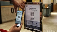 Alur masuk bioskop diawali dengan pemeriksaan kartu vaksin. 3. Pengunjung wajib melakukan scan barcode di aplikasi Pedulilindungi.Id