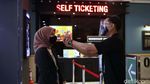Melihat Persiapan Pembukaan Bioskop di Jakarta