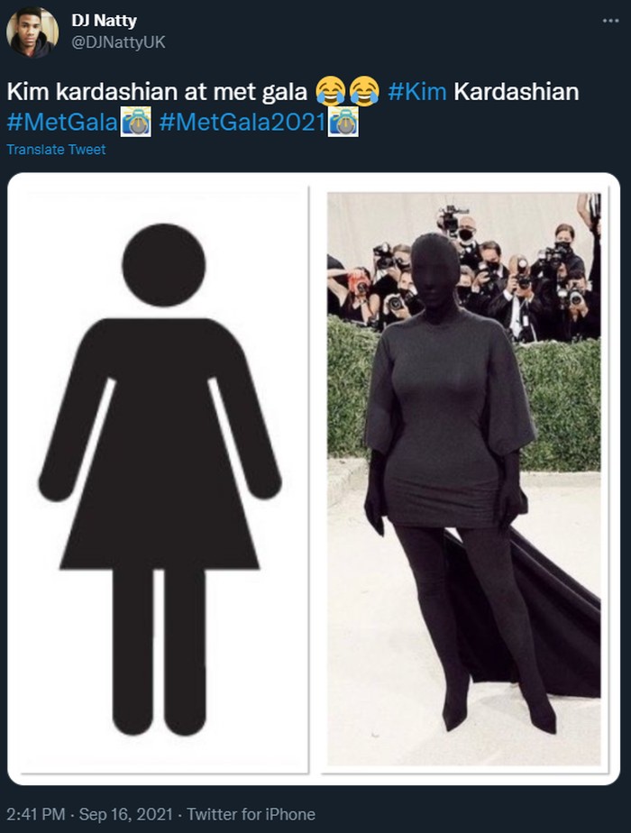 Kim Kardashian berada di tengah-tengah acara penggemar