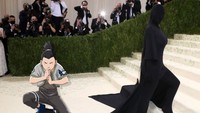 Awas keserimpet, Kim! (Foto: dok. Tangkapan layar Twitter)