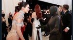 Terngakak! Meme Kocak Kim Kardashian di Met Gala 2021