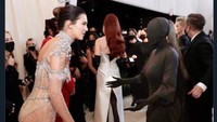 Jujurly, itu pertanyaan semua orang ke Kim Kardashian, nggak sih? (Foto: dok. Tangkapan layar Twitter)