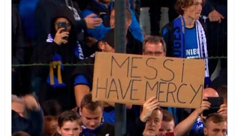 Turunnya Lione Messi sempat membuat fans Club Brugge khawatir dan berharap Messi memberi ampun. Foto: Twitter