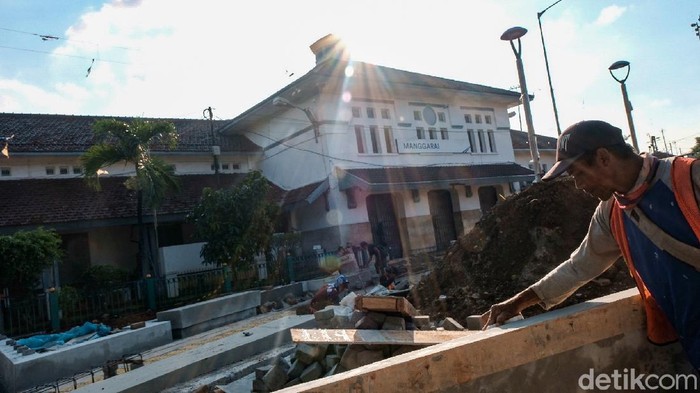 Pengerjaan proyek penataan Stasiun Manggarai terus dilakukan. Kawasan ini menjadi kawasan transportasi terintegrasi dan memiliki shelter ojek online (ojol).