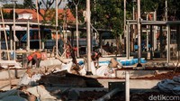 Para pengguna KRL yang akan naik diharuskan melalui jalur selatan karena jalur utara ditutup. Terlihat para pekerja proyek tengah menyelesaikan tugas masing-masing.  