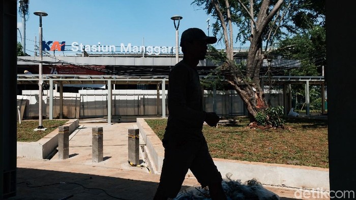 Menanti Rampungnya Penataan Stasiun Manggarai Pengerjaan proyek penataan Stasiun Manggarai terus dilakukan. Kawasan ini menjadi kawasan transportasi terintegrasi dan memiliki shelter ojek online (ojol).