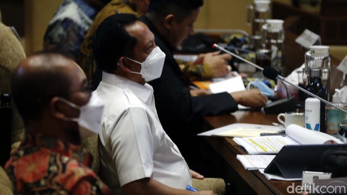 Mendagri Tito Karnavian mengikuti Raker dengan Komisi II DPR RI. Tito mengusulkan Pemilu digelar pada April atau Mei 2024.