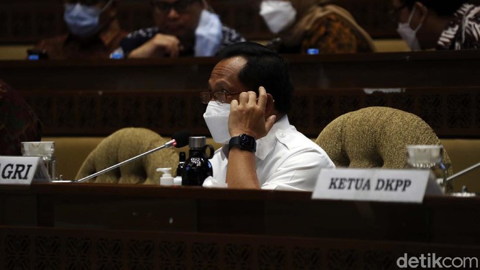 Mendagri Tito Karnavian mengikuti Raker dengan Komisi II DPR RI. Tito mengusulkan Pemilu digelar pada April atau Mei 2024.