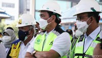Menko Maritim dan Investasi Luhut Binsar Pandjaitan didampingi oleh Menteri PUPR Basuki Hadimuljono dan Gubernur DKI Jakarta Anies Baswedan meninjau tanggul laut di kawasan Muara Baru, Jakarta Utara, Kamis (16/9).