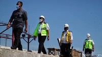 Pembangunan tanggul dilakukan oleh Pelindo (Pelabuhan Indonesia) sepanjang 1.200 meter dengan ketinggian mencapai tiga meter. Direncanakan dibangun setinggi 4,8 meter untuk memberikan perlindungan limpasan air sampai 50 tahun ke depan.