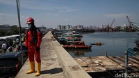 Bahkan Banjir rob yang sering menggenangi sejumlah kawasan di Jakarta Utara menandakan bahwa posisi tanah di lokasi itu sudah semakin rendah daripada lautan. Jika kondisi itu terus dibiarkan, maka kawasan Jakarta Utara akan semakin cepat tenggelam.