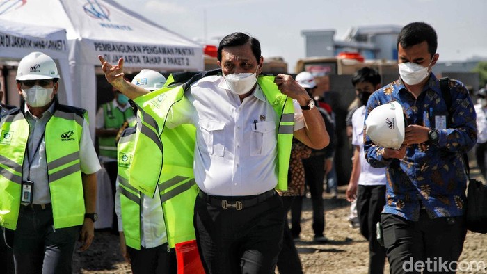 Momen Menko Luhut Tinjau Tanggul Laut di Muara Baru Menko Maritim dan Investasi Luhut Binsar Pandjaitan, Menteri PUPR Basuki Hadimuljono, Menteri KKP Sakti Wahyu Trenggono dan Gubernur DKI Jakarta Anies Baswedan meninjau tanggul laut di kawasan Muara Baru, Jakarta Utara, Kamis (16/9).
