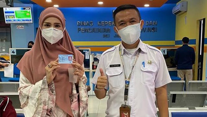 Mulan Jameela di Dukcapil DKI Jakarta. (dok. intagram dukcapiljakarta)
