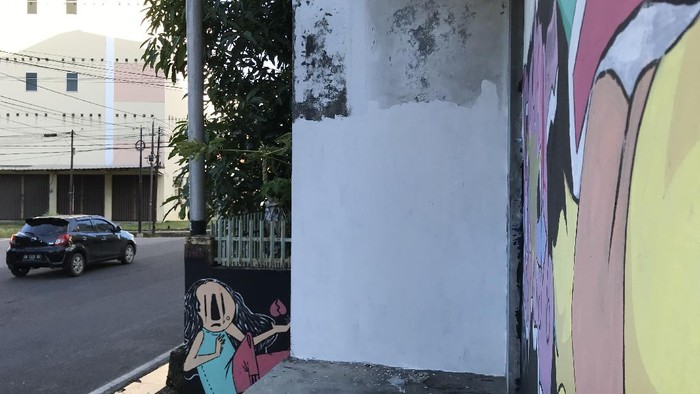 Mural mirip Jokowi di Pangkalpinang dihapus.