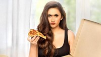 Nafa Urbach yang seakan menolak tua. Foto: Instagram @nafaurbach