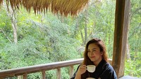 Nafa Urbach menjadi perbincangan publik setelah mengaku bahwa dirinya menjadi korban teror dari pinjaman online. Padahal ia tidak mengenal siapa nama yang dituju. Foto: Instagram @nafaurbach